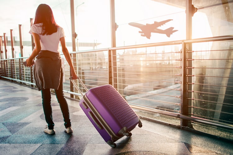 Cestovní kufr na letišti