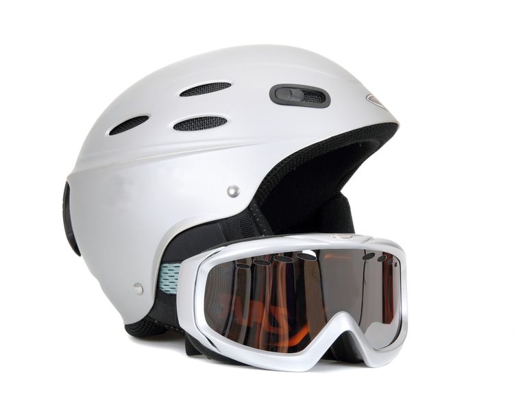 Kvalitní lyžařská helma s brýlemi