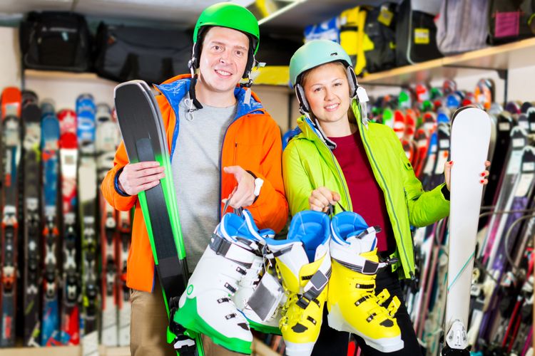 Výběr vhodných lyží v půjčovně