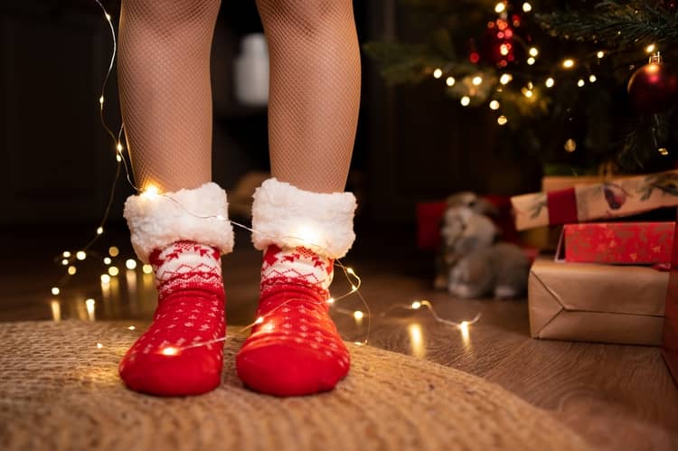 Vánoční ponožky jako dárek pod stromeček