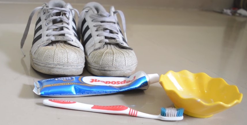 Bělící zubní pasta na čištění tenisek