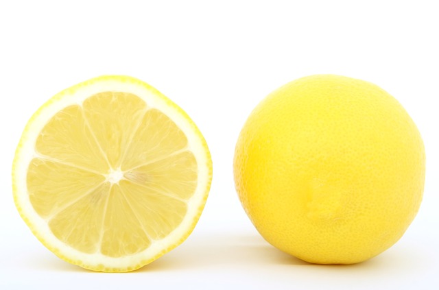 Čištění tenisek citrónem