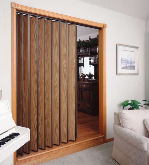 Harmonikové dveře v obývacím pokoji