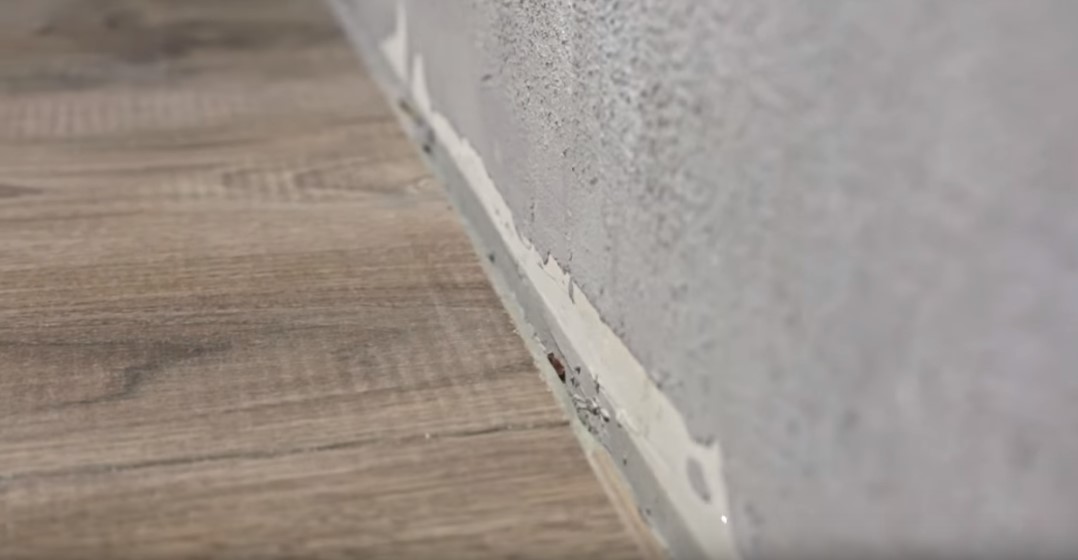 Podlahové lišty se montují na stěnu