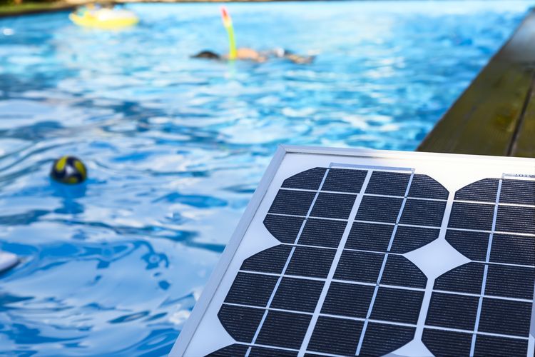 Ohřev vody v bazénu pomocí solárních panelů