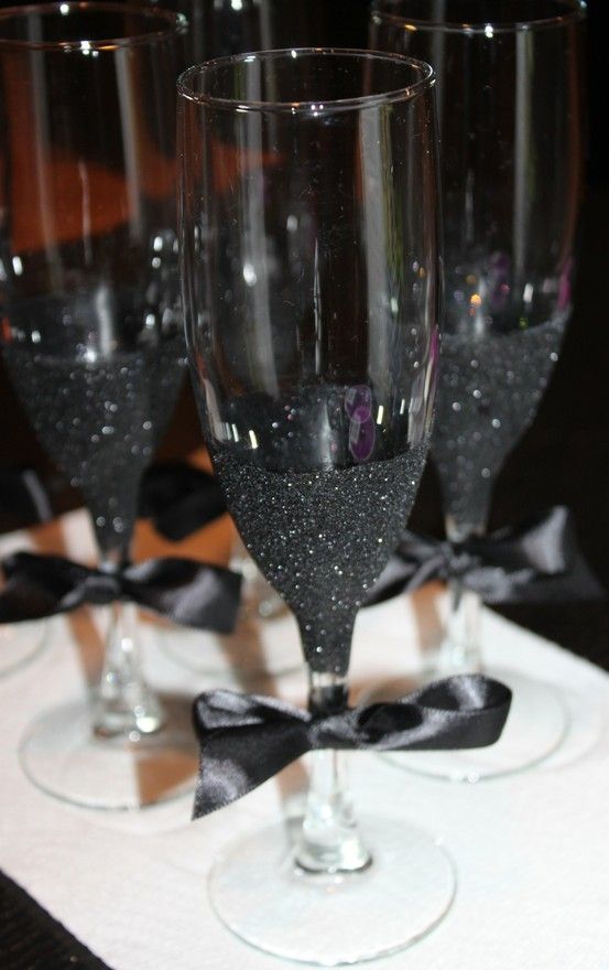Vyzdobeny sklenice na šampaňské na Silvestra