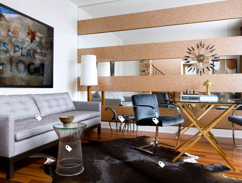 Moderní zrcadlová stěna v obývacím pokoji