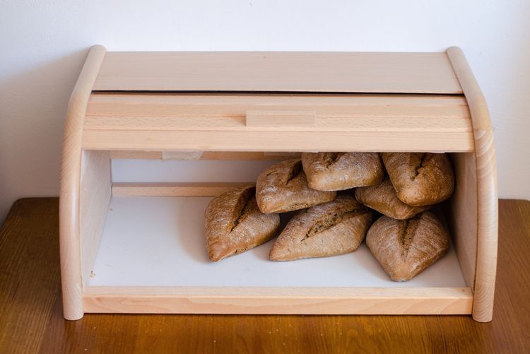 Dřevěný chlebník na skladování pečiva