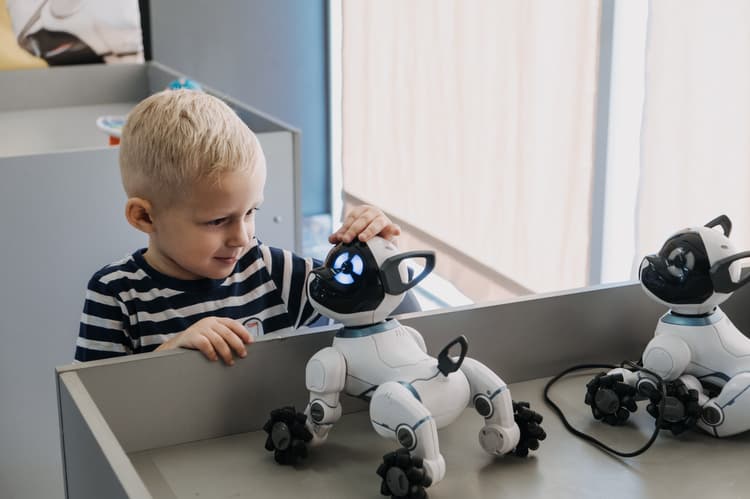 Robotická hračka a dítě