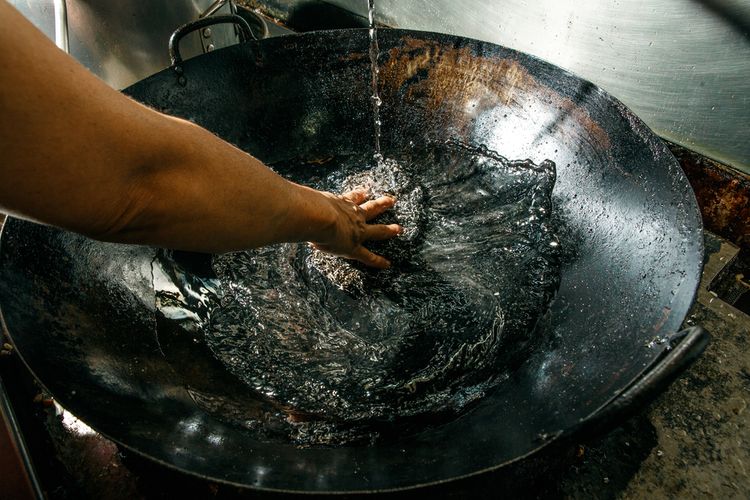 Čištění woku saponátem a horkou vodou