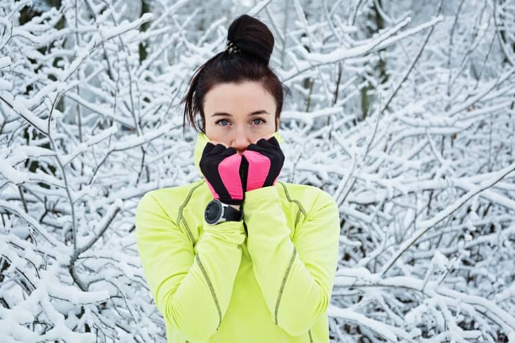 Běh v zimě, rukavice a zimní bunda na běhání
