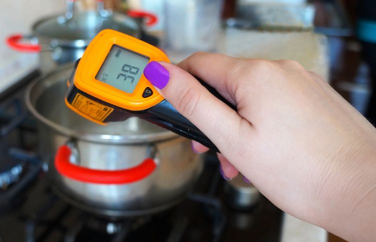 Měření teploty jídla bezkontaktním teploměrem