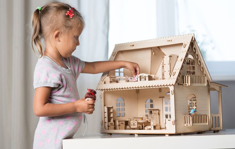 Dřevěný domeček pro panenky pro dívku