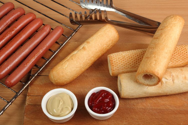 Výroba domácích hotdogů v Hotdogovač