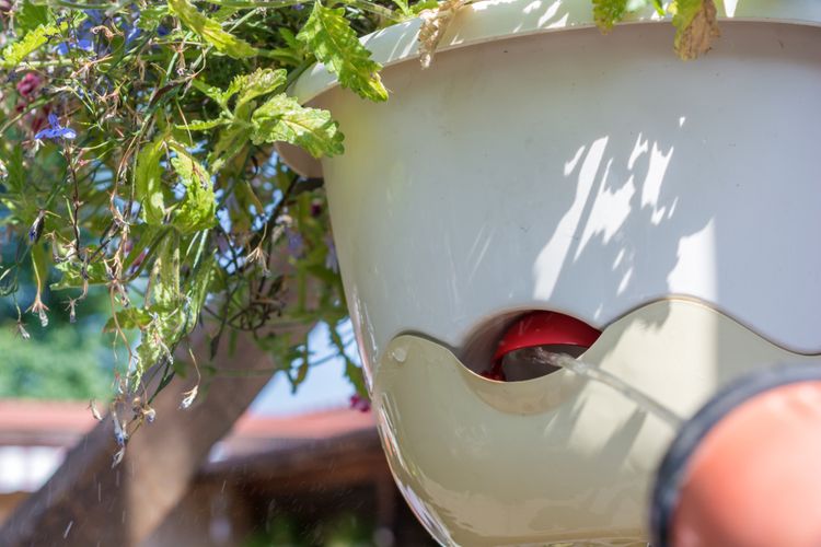 Závěsný samozavlažovací květináč na balkon