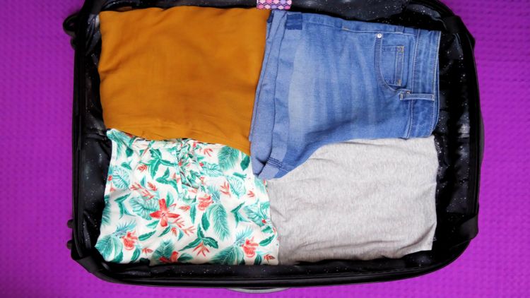 Uskladnění letního oblečení v kufru