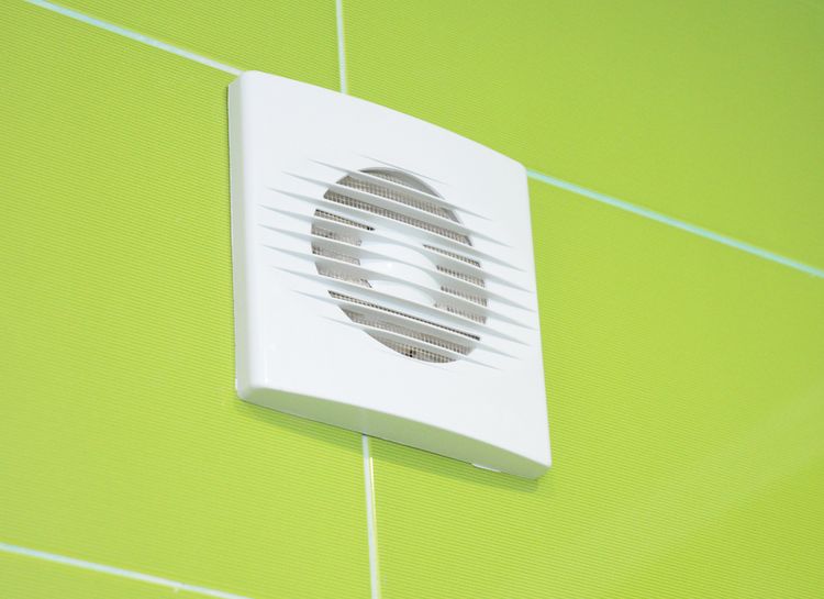 Ventilátor na stěnu v koupelně