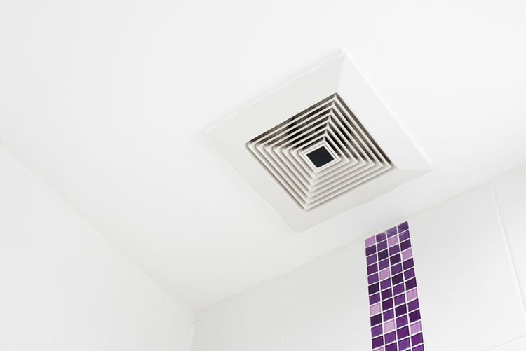 Ventilátor v koupelně na odsávání vlhkosti