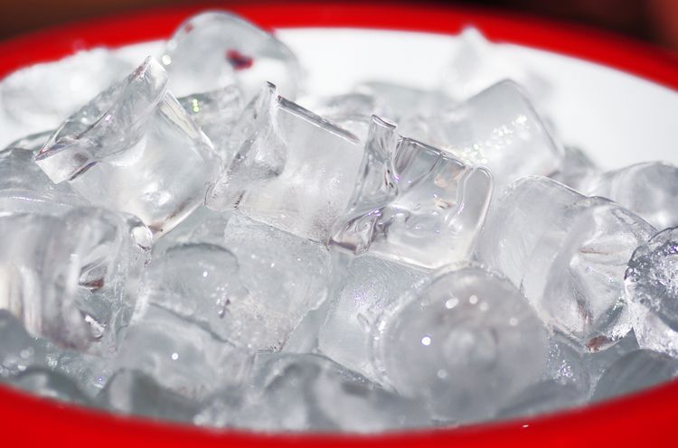 Ledové kostky z výrobníku ledu