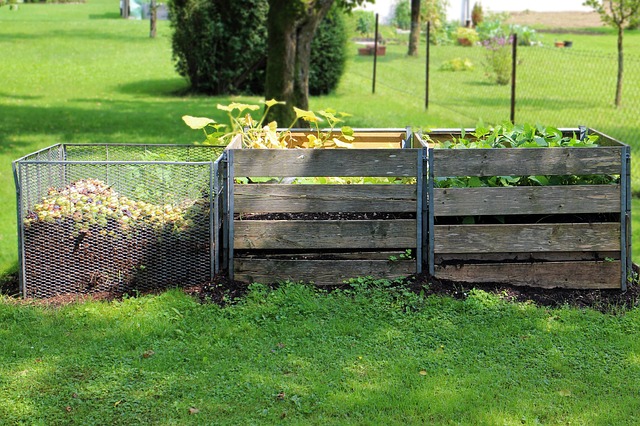 Dřevěný kompostér a kompostér z pletiva