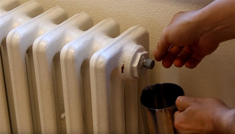 Odvzdušňování starého radiátoru