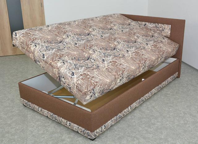 Čalouněná postel s pevným roštem