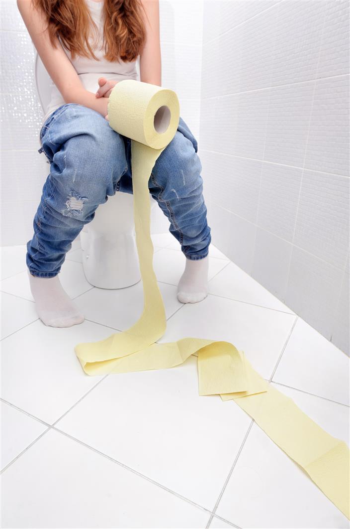 Žena na WC s toaletním papírem