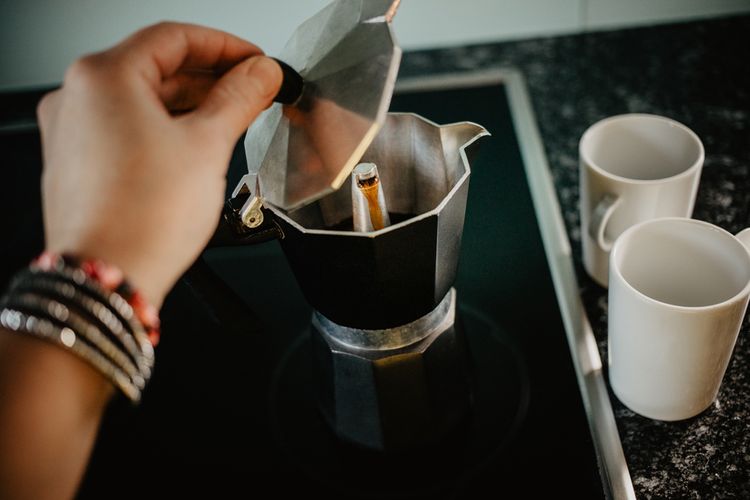 Příprava kávy v moka kávovaru