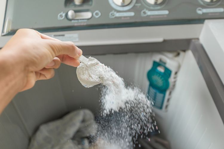 Dávání prášku do pračky před praním