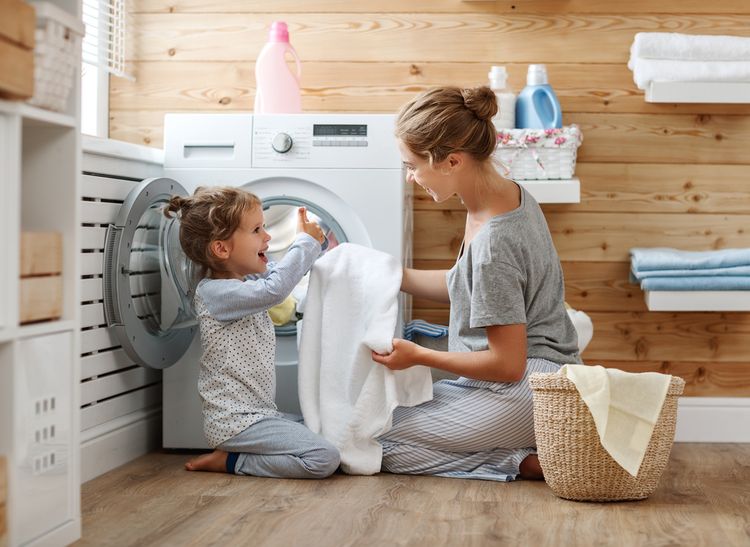 Máma s dcerou při praní