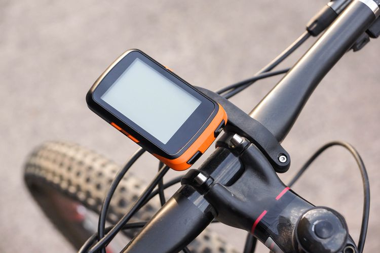 Cyklonavigácia - cyklopočítač s GPS na řídítkách kola