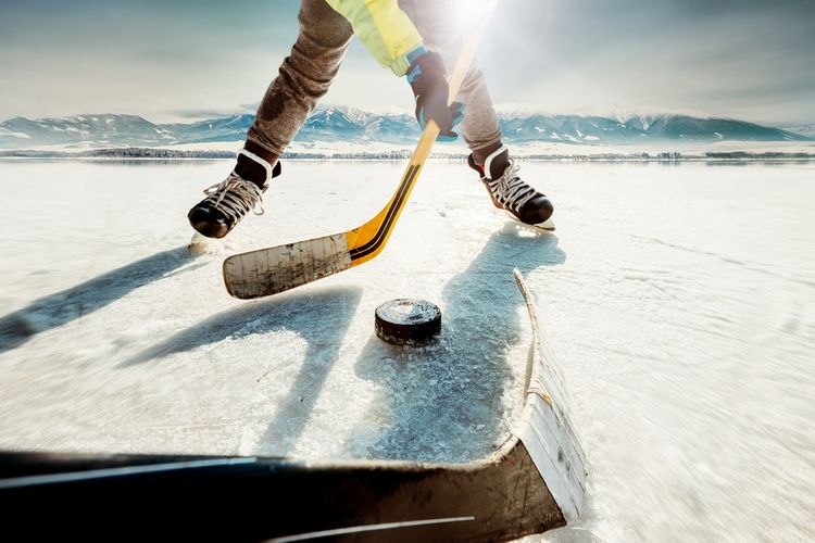 Hraní hokeje na zamrzlém rybníku