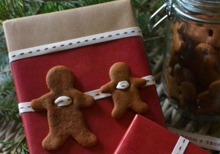 Perníky použity jako ozdoby při balení vánočních dárků. Zdroj: Pinterest.com