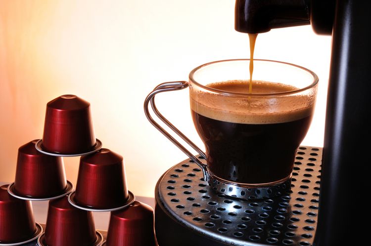 Příprava kávy v kapslovým kávovaru