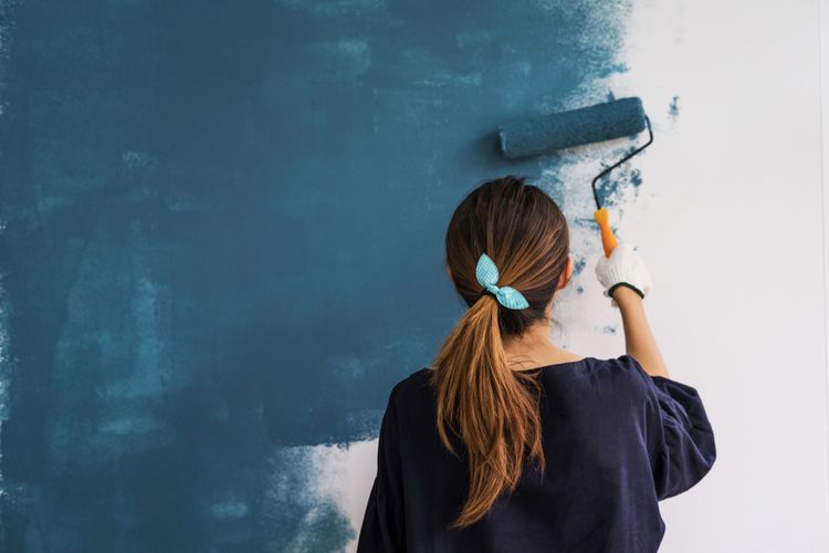 Malování stěny modrou barvou