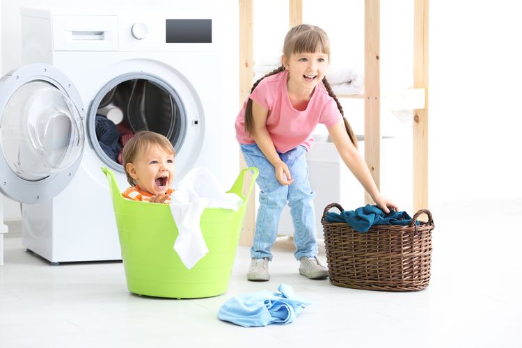 Děti při pračce s prádlem