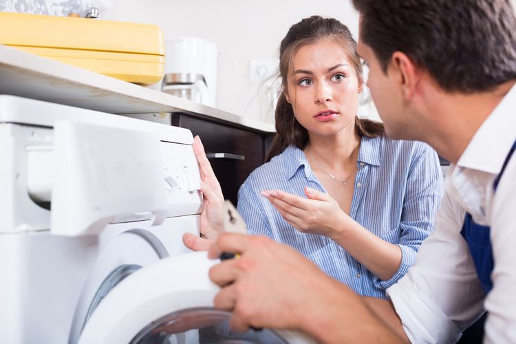 Ремонтник решает проблемы со стиральной машиной
