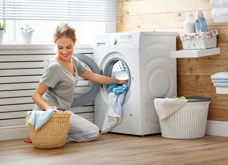 Praní oblečení v automatické pračce