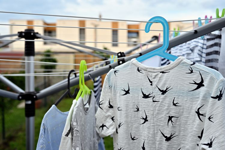 Sušení prádla venku snižuje vlhkost v interiérech