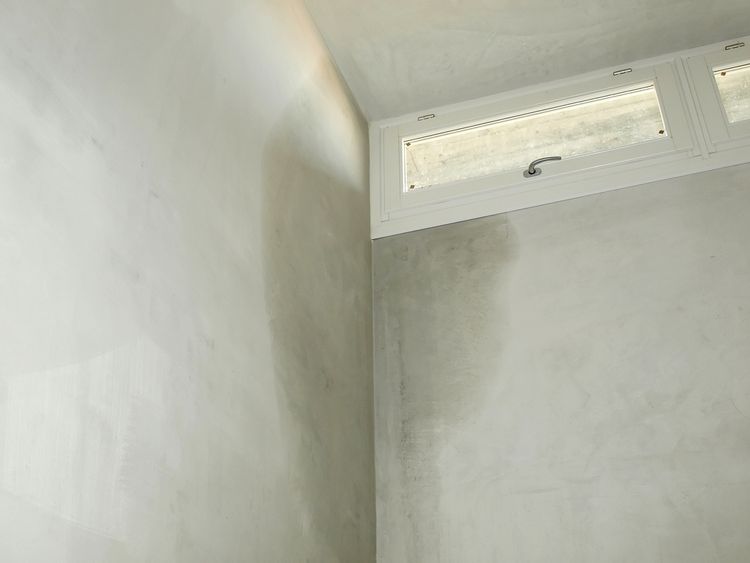 Vlhké stěny ve sklepě či koupelně - jak jim předejít?
