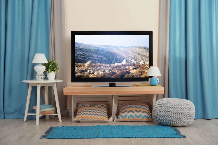 Velký TV v obývacím pokoji bez kabeláže
