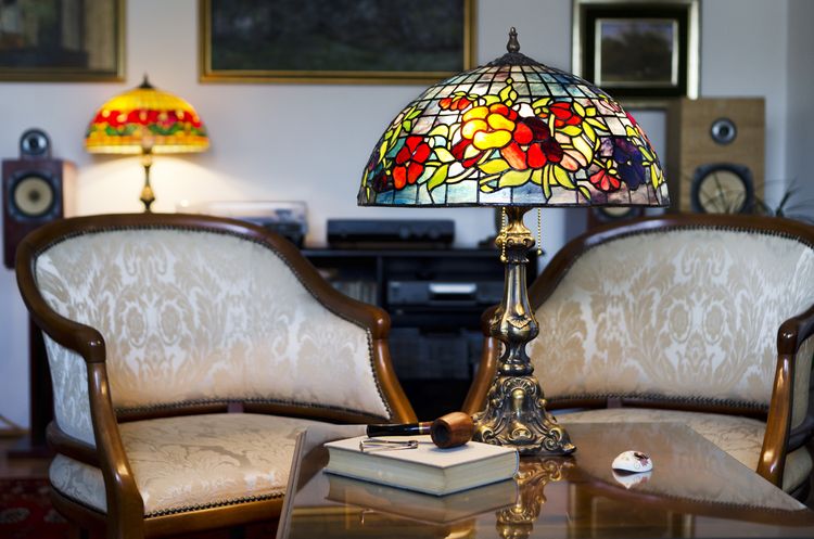 Tiffany lampa v obývacím pokoji v rustikálním stylu