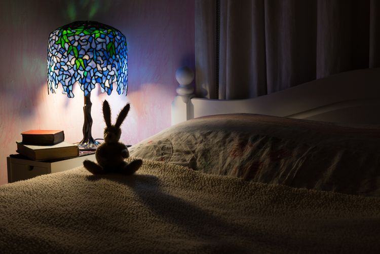 Tiffany lampa v ložnici