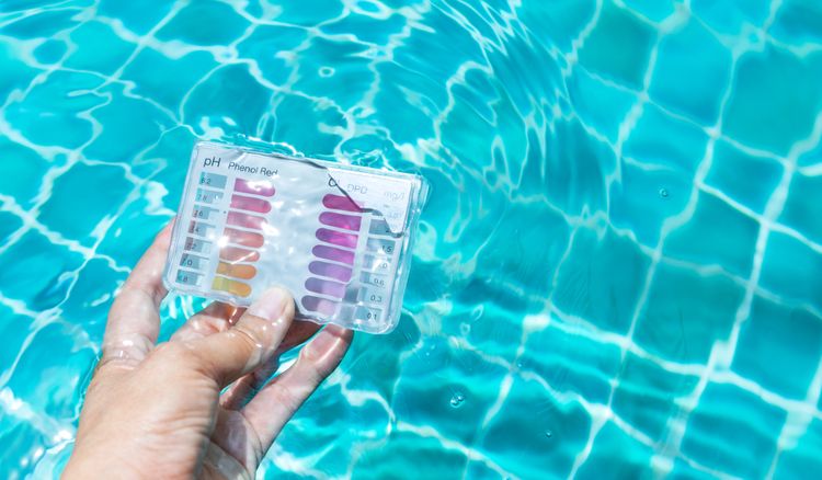 Měření pH vody v zahradním bazénu
