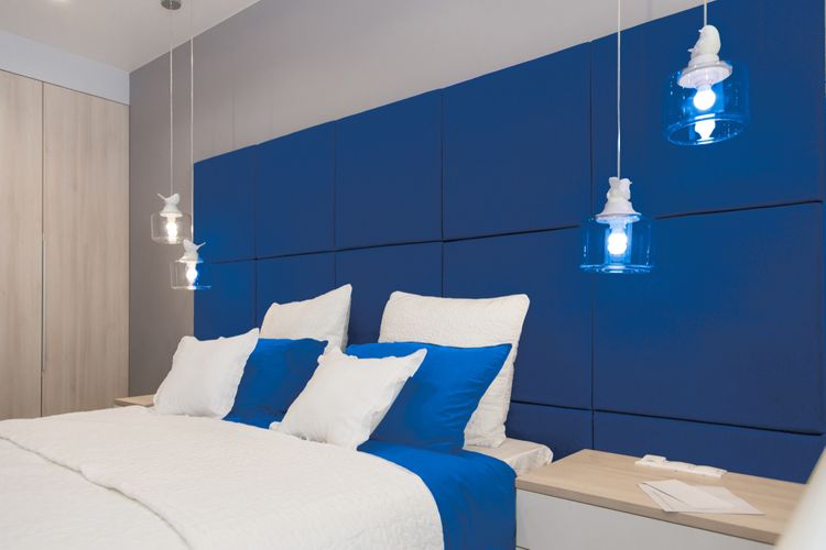 Klasická modrá na stěně v ložnici
