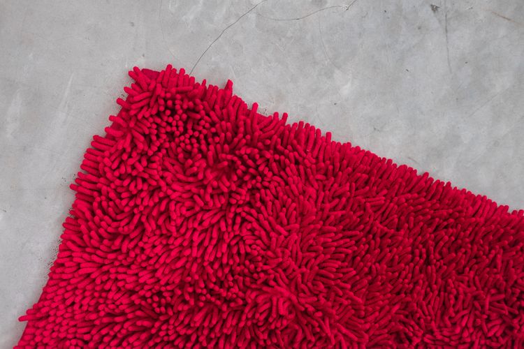 Malý červený shaggy koberec do koupelny