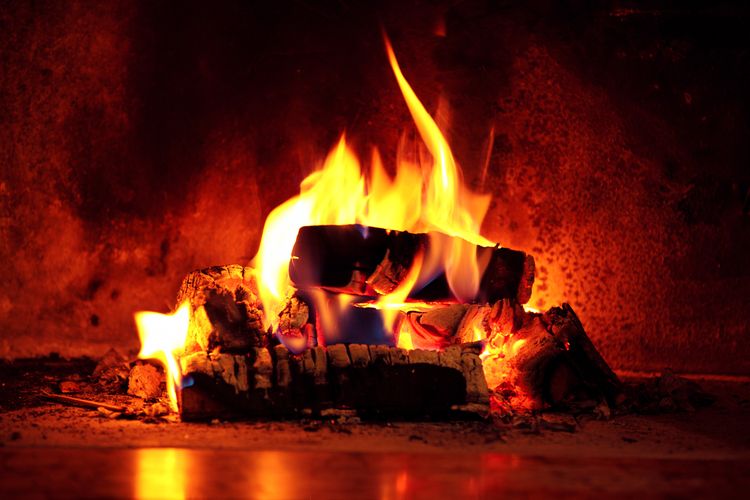 Hořící dřevo v krbu - příčiny smradu z krbu