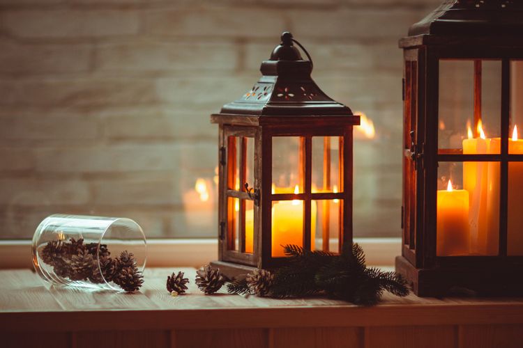 Dřevěná lucerna se svíčkou vhodná do interiéru