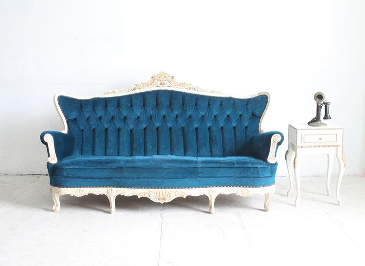 Modrá sametová pohovka v retro obýváku