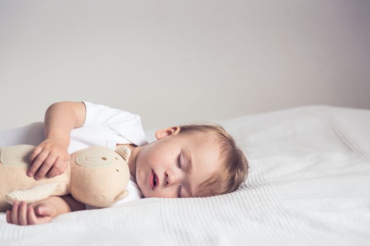 Dítě spící na kvalitní dětské matraci